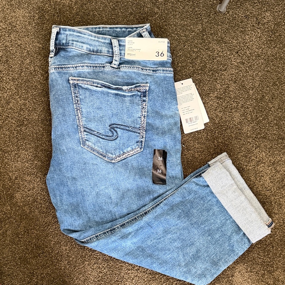 Silver Jeans Light Blue Denim Capri Pants